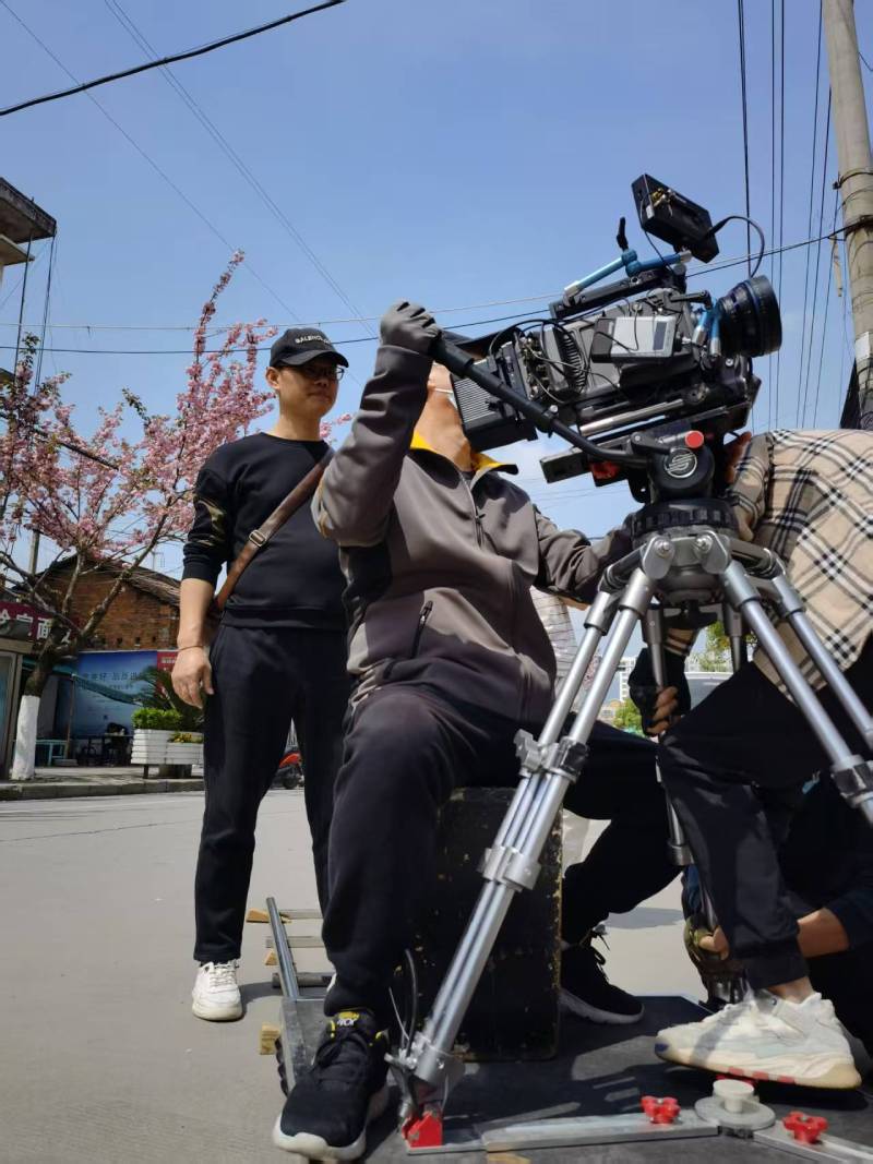 班玛县广告片拍摄：快消品牌爆款之选，网感内容适配社媒传播！